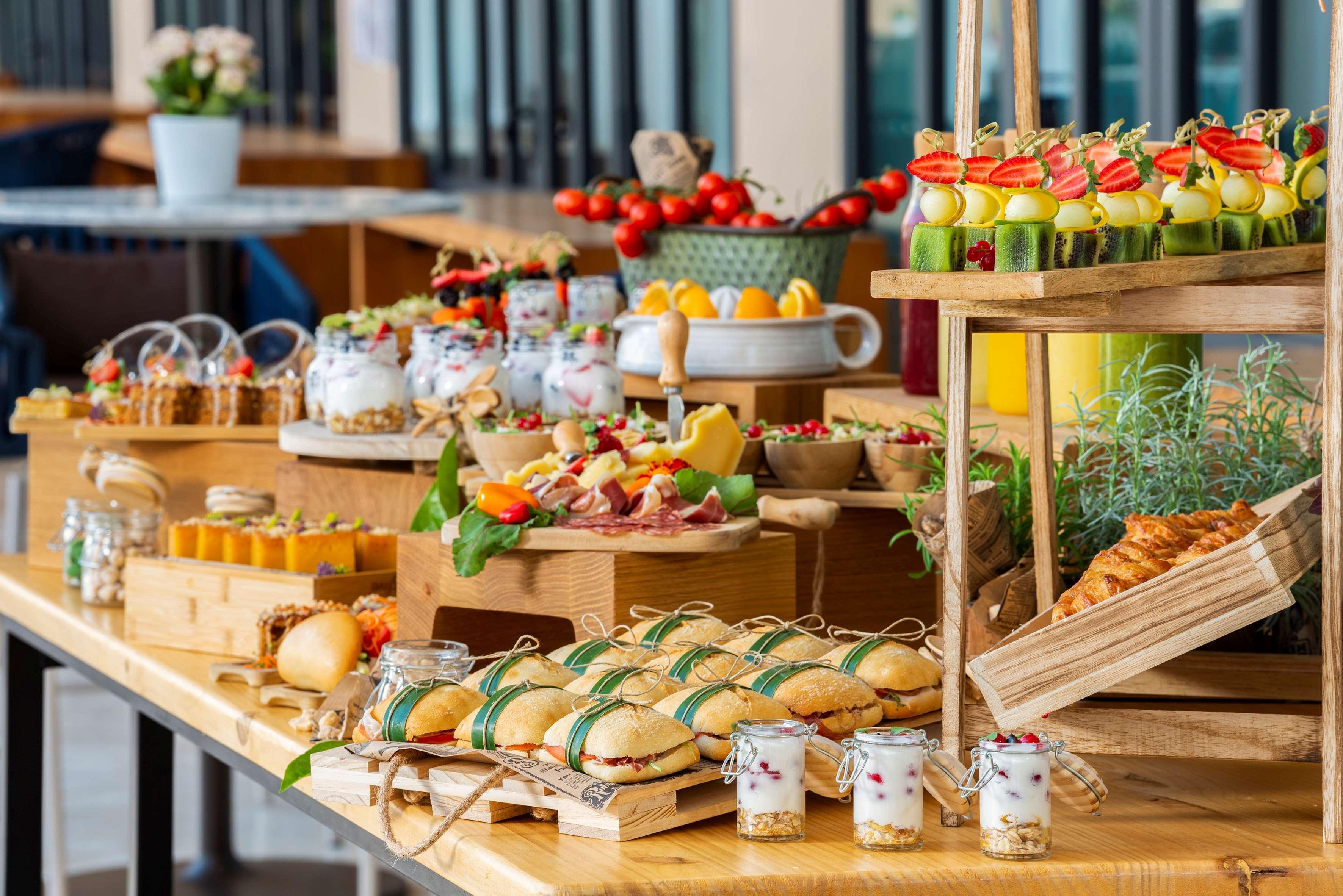 Gran Melia Palacio De Isora Resort & Spa Alcalá la Real Екстериор снимка A buffet at a hotel