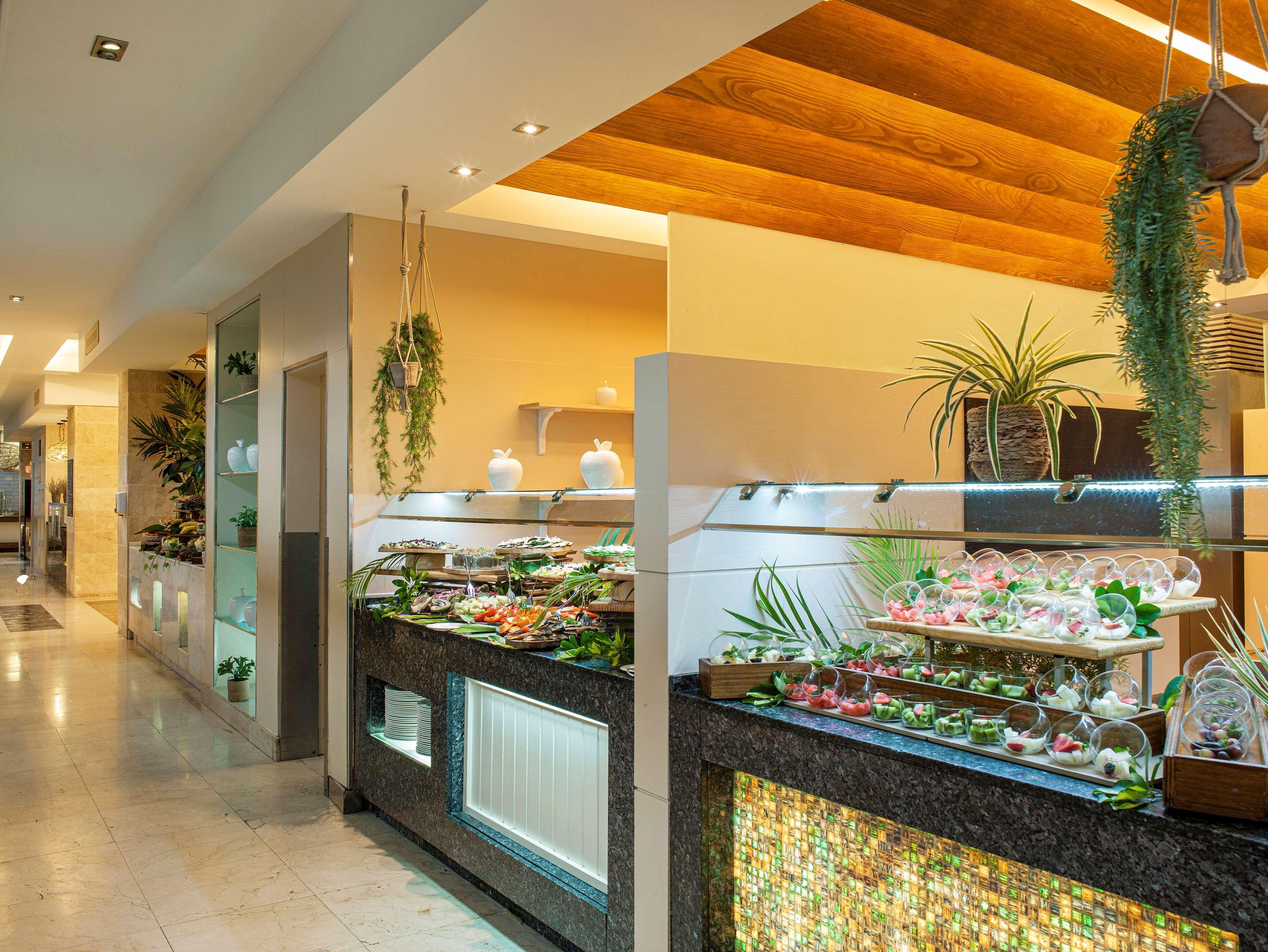 Gran Melia Palacio De Isora Resort & Spa Alcalá la Real Екстериор снимка A buffet at a hotel