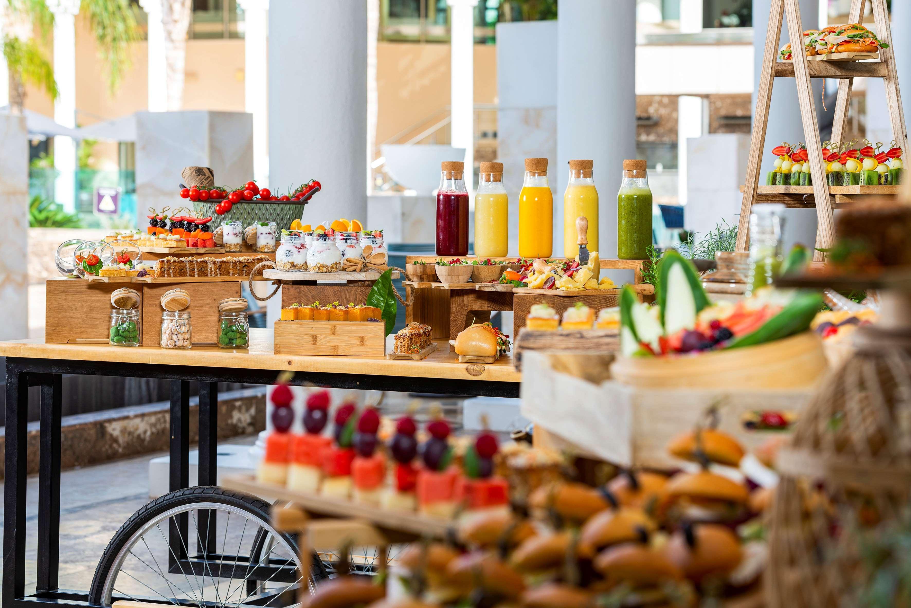 Gran Melia Palacio De Isora Resort & Spa Alcalá la Real Екстериор снимка A buffet at a hotel