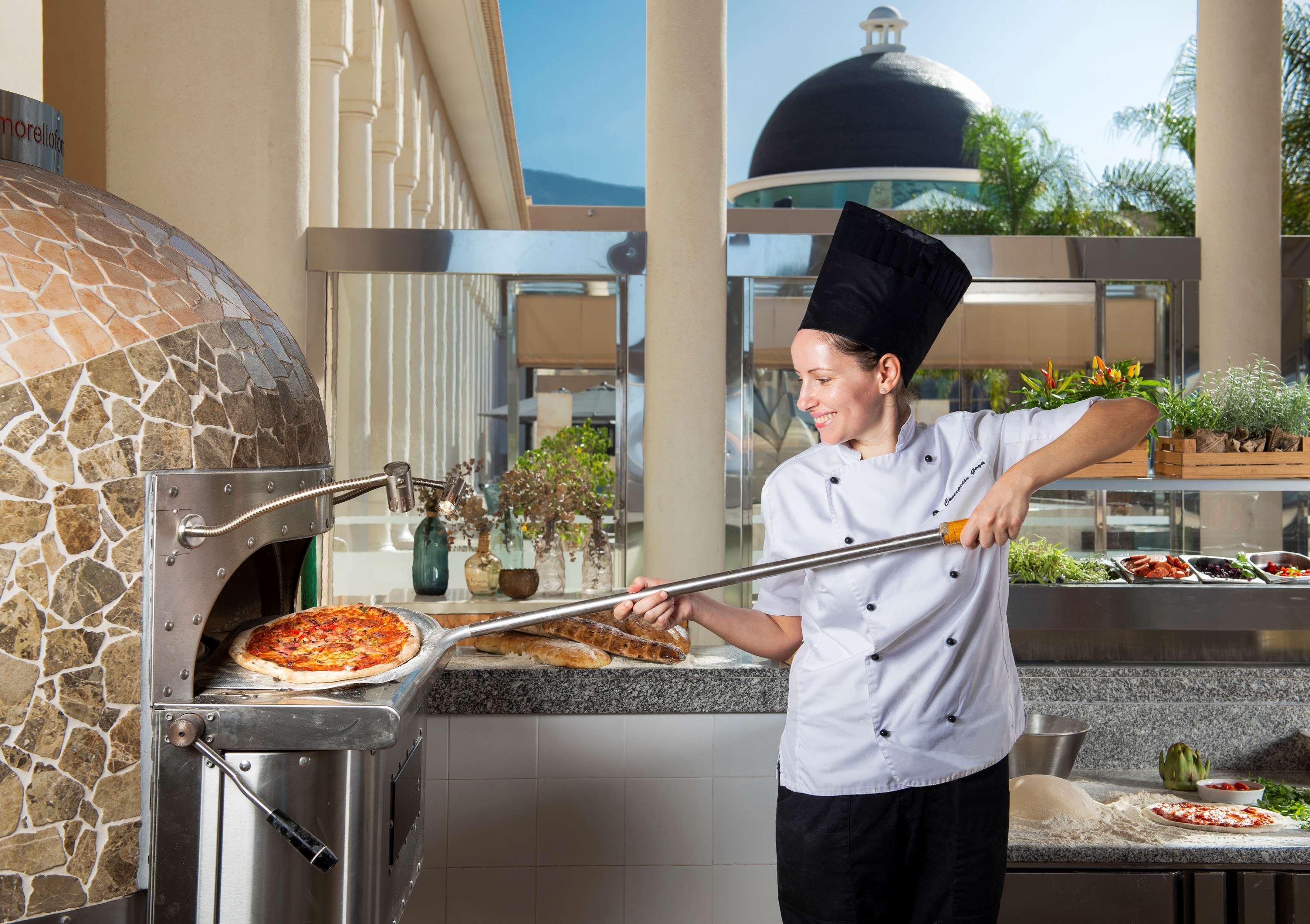 Gran Melia Palacio De Isora Resort & Spa Alcalá la Real Екстериор снимка A pizzaiolo preparing a pizza